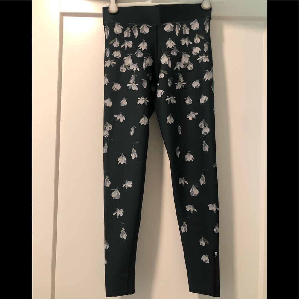 COPY - Cor “snowdrops” workout leggings size small.